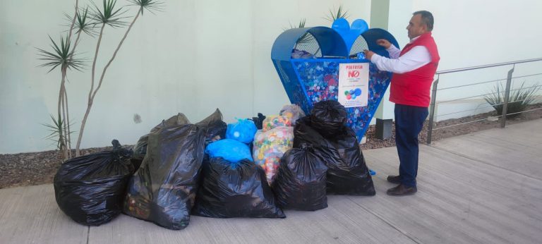 Con aportación de la ciudadanía, Gobierno de la Capital entrega una tonelada de tapitas plásticas donadas a AMANC