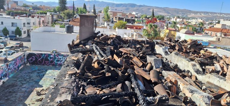 Autoridades municipales y cuerpo de Bomberos sofocan incendio en casona abandonada por sus dueños en avenida Carranza