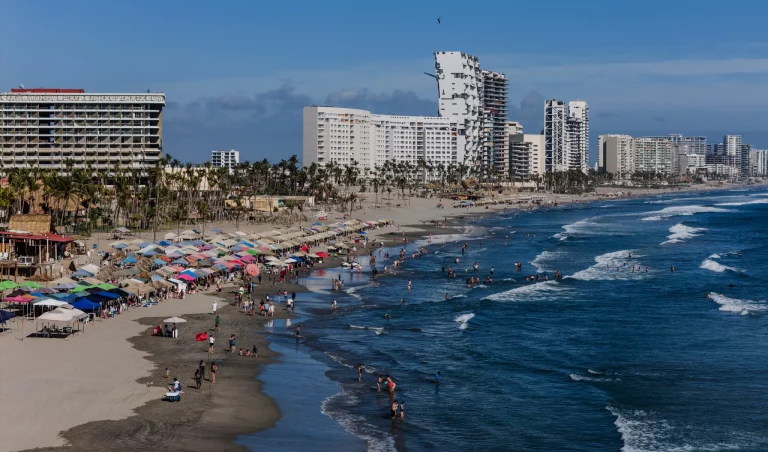 Semana Santa revive el turismo en Acapulco pese a estragos de Otis