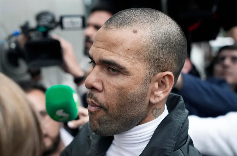 #Video Dani Alves sale de la cárcel tras pagar fianza