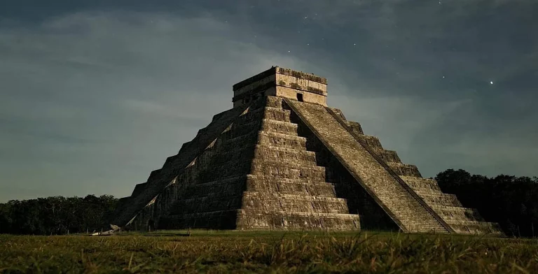 El fenómeno de la serpiente lunar ilumina la zona arqueológica de Chichén Itzá