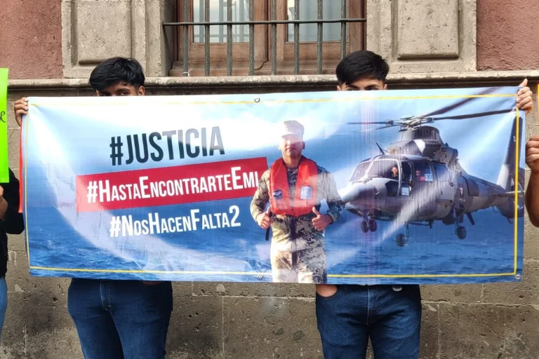 Familiares de marinos desaparecidos protestan afuera de Palacio Nacional