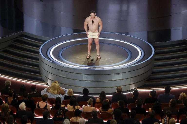 John Cena presenta desnudo el Óscar al mejor vestuario