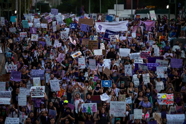 De norte a sur, mexicanas marchan por Día de la Mujer entre violencia y elecciones