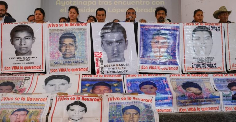 López Obrador insiste en que recibirá a los padres de los 43 normalistas de Ayotzinapa, pero sin abogados ni asesores