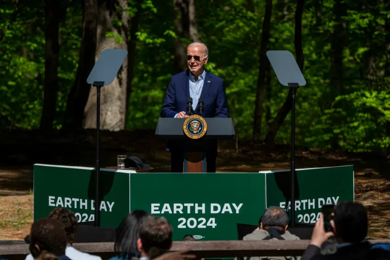 Biden anuncia inversión de 7 mil mdd a programas de energía solar
