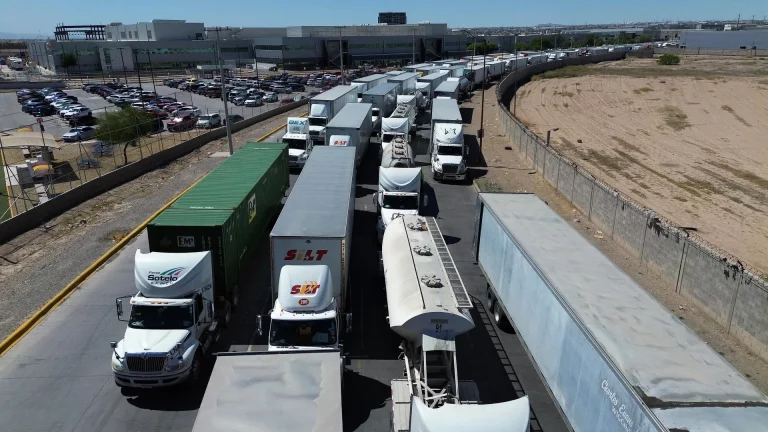 Texas vuelve a bloquear exportaciones mexicanas ante incremento del flujo migratorio
