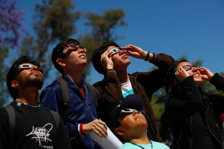 Millones de mexicanos presencian el histórico eclipse solar total