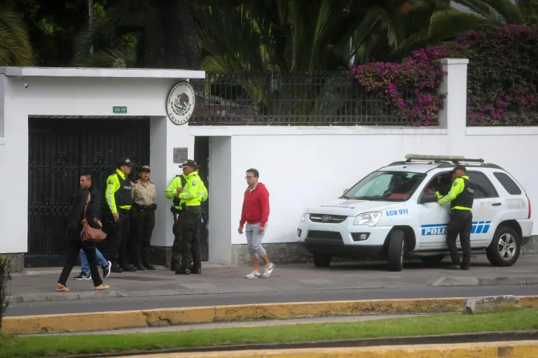México analiza presentar una denuncia penal en Ecuador por el asalto a su Embajada