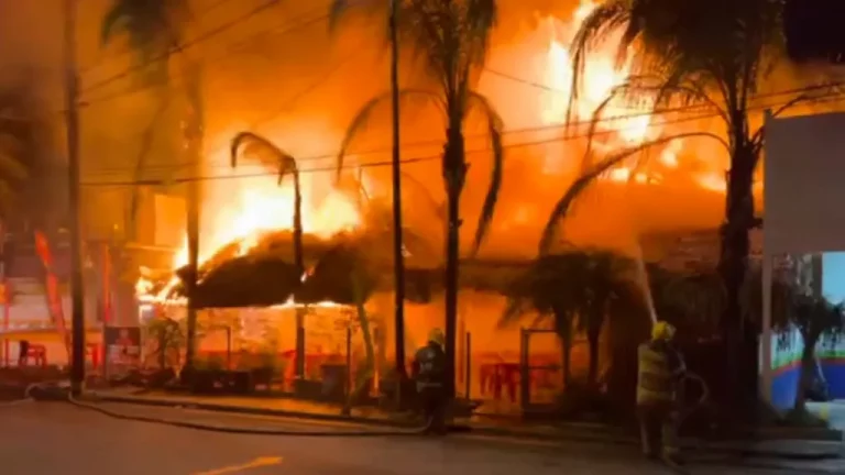 #Video Aficionados del Monterrey incendian restaurante en Escobedo tras Clásico Regio