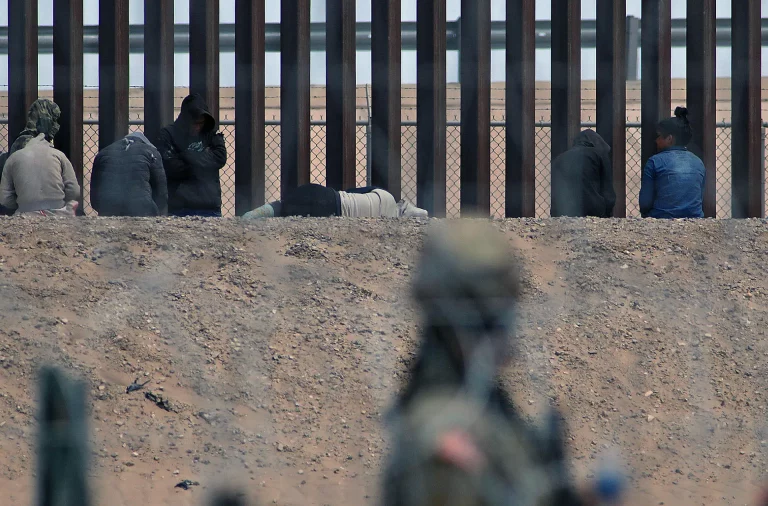 Crece el miedo de los migrantes al crimen organizado tras masacre en Chihuahua