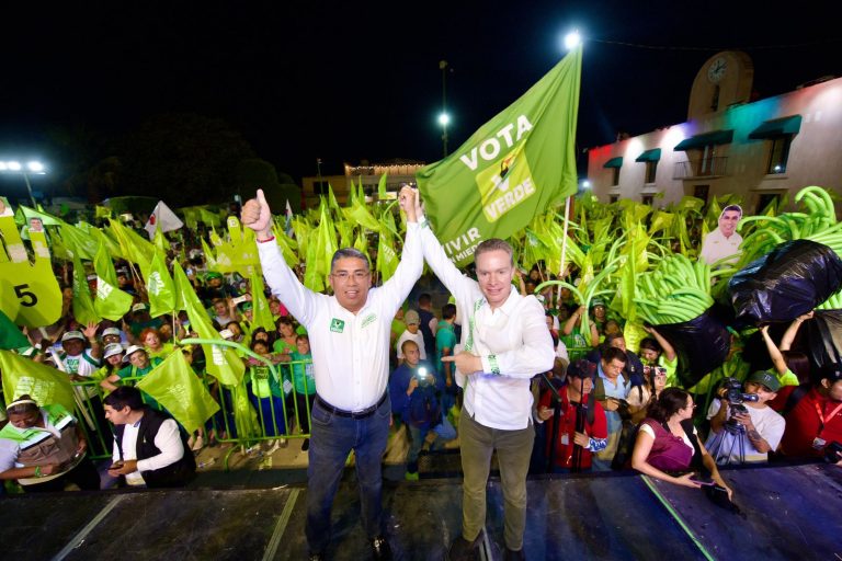 Juan Manuel Navarro va 4 a 1 arriba en las encuestas: Manuel Velasco