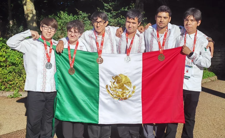 Reciben entre aplausos a jóvenes que ganaron Olimpiada Internacional de Matemáticas