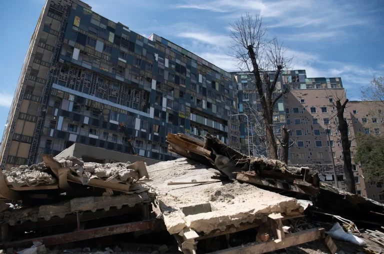 Ucrania se vuelca en reconstruir el hospital infantil de Kiev destruido en ataque ruso