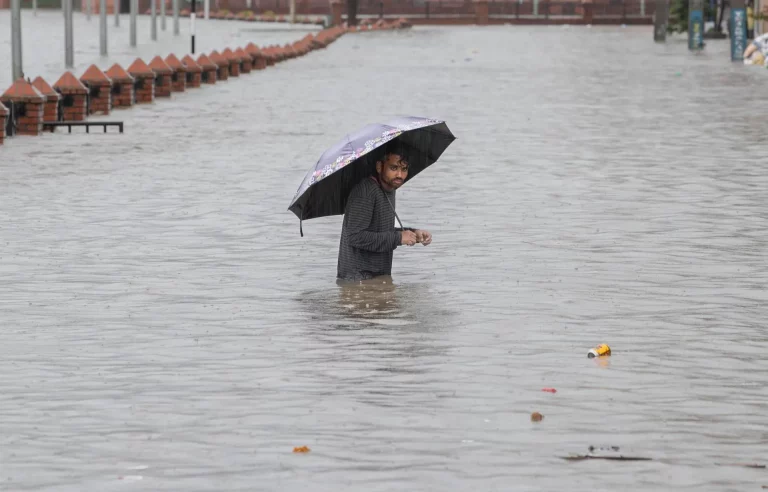 Lluvias causan al menos 174 muertes en el sur de Asia y afectan a millones de personas