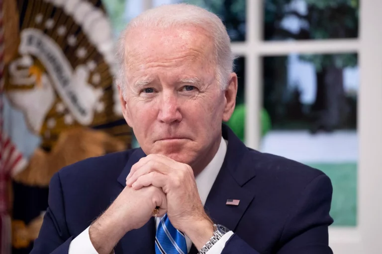 Biden sigue experimentando “síntomas leves” de COVID-19, según su médico
