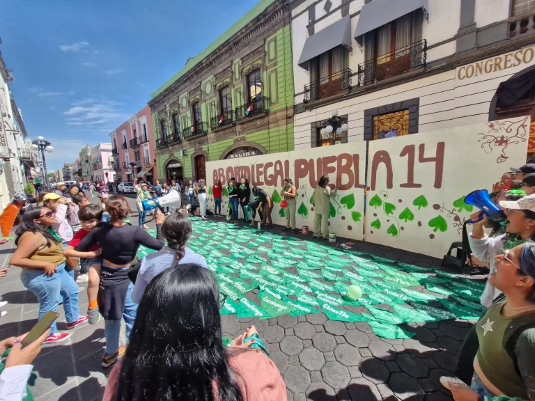 Puebla despenaliza el aborto en medio de agresiones a activistas
