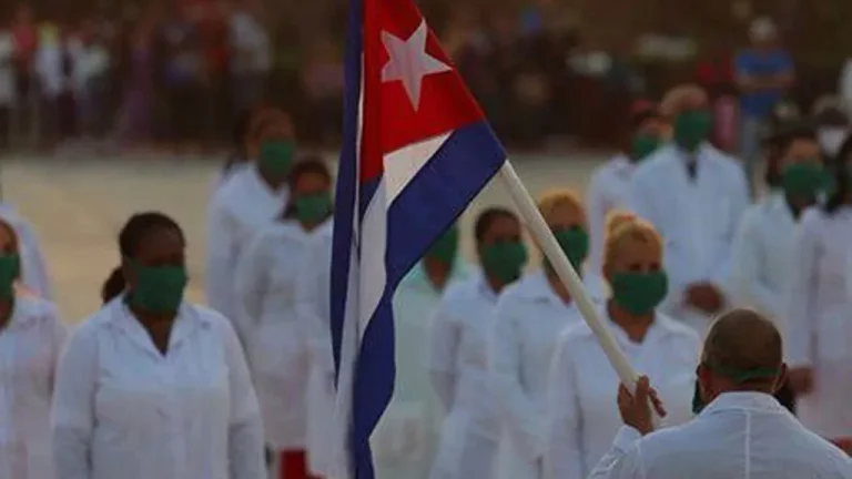 México firma convenio con Cuba para contratar a 2 mil 700 médicos más