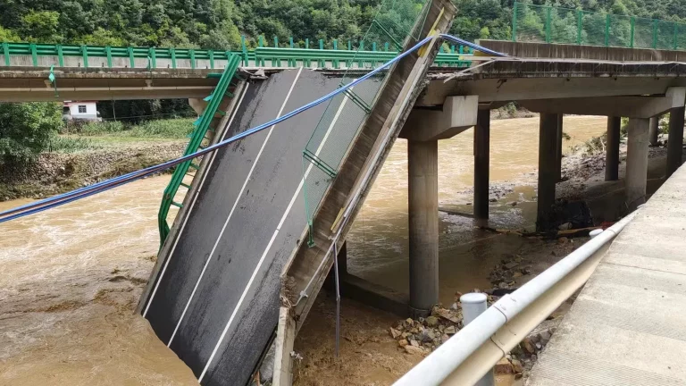 Colapso de puente en China provocó caída al río de 17 coches y ocho camiones