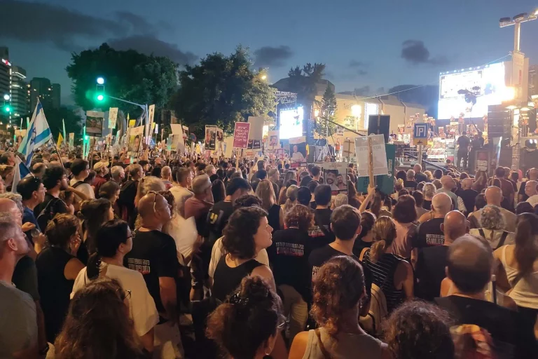 Miles protestan en Tel Aviv para exigir a Netanyahu un acuerdo en Gaza antes de ir a EEUU