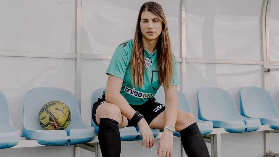 Sapir Berman, árbitra israelí, se convierte en la primera mujer ...