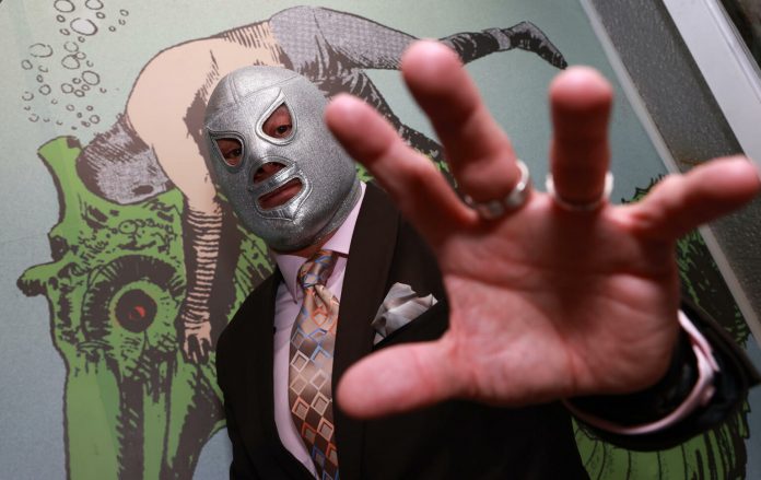 'El hijo del Santo' confiesa que ha sangrado y llorado, al retirarse de la lucha libre