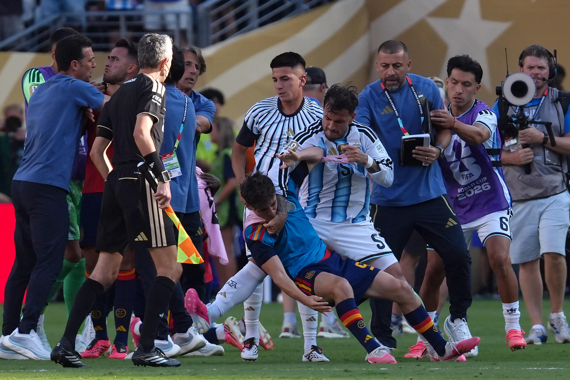 video-la-agresi-n-de-leandro-paredes-a-jugadores-de-espa-a-close-up