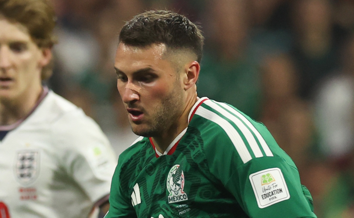 Trasladan a Santiago Giménez a un hospital tras el México vs